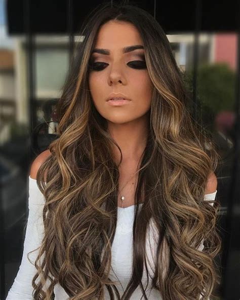 morena iluminada cabelo ondulado|50 ideias de Cabelo feminino iluminado (morena。